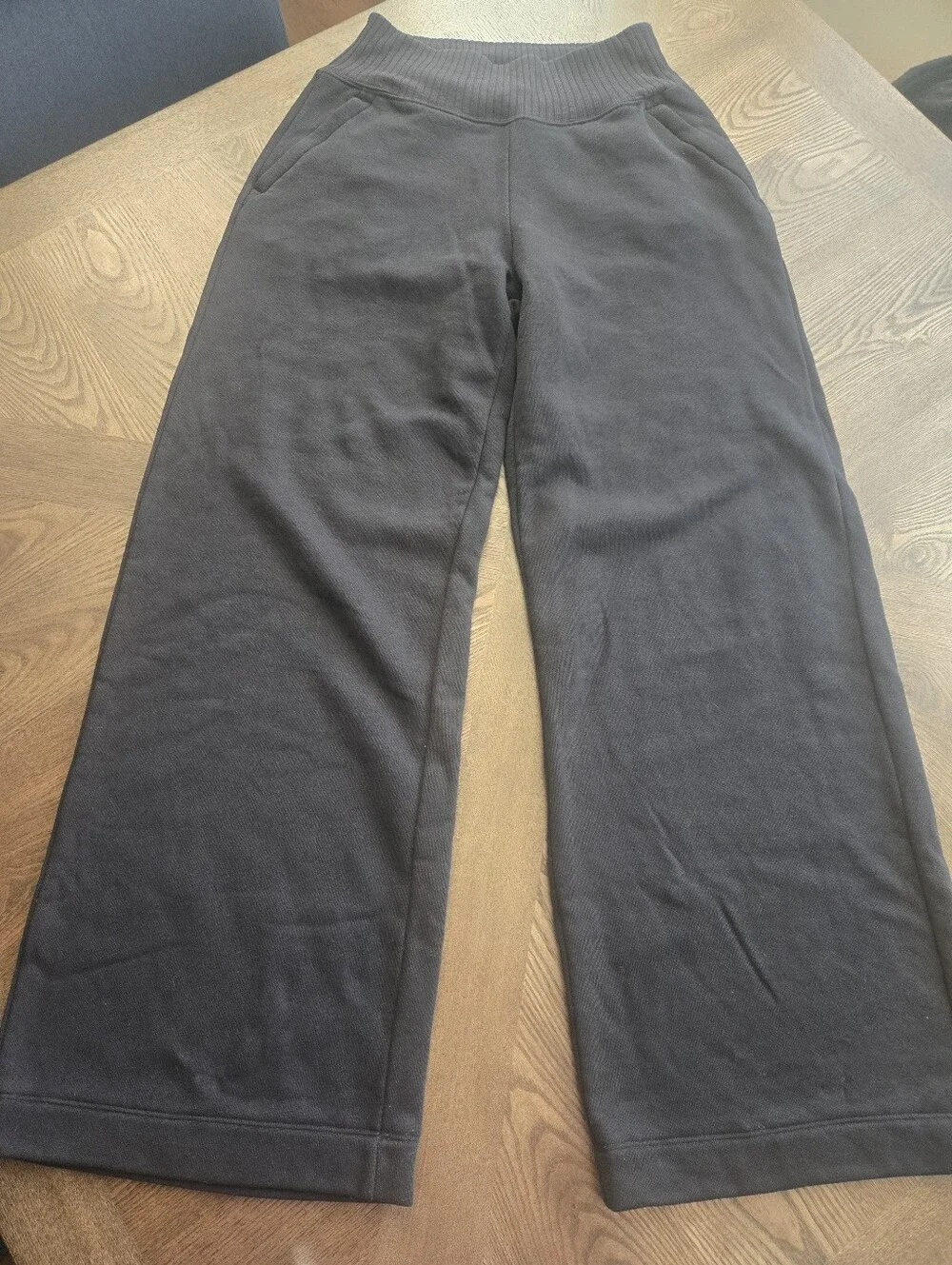 Alo Yoga Cropped Serenity Wide Leg Sweatpant in Black sz XS